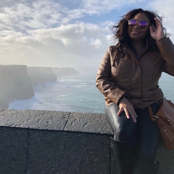 Meet your Posher, Ebonie - Picture 4 of 7